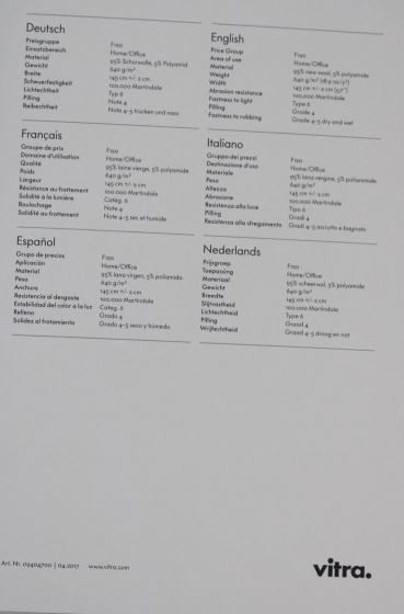 Detailansicht der Vitra Credo Stoffmusterkarte mit technischen Daten und Materialzusammensetzung.