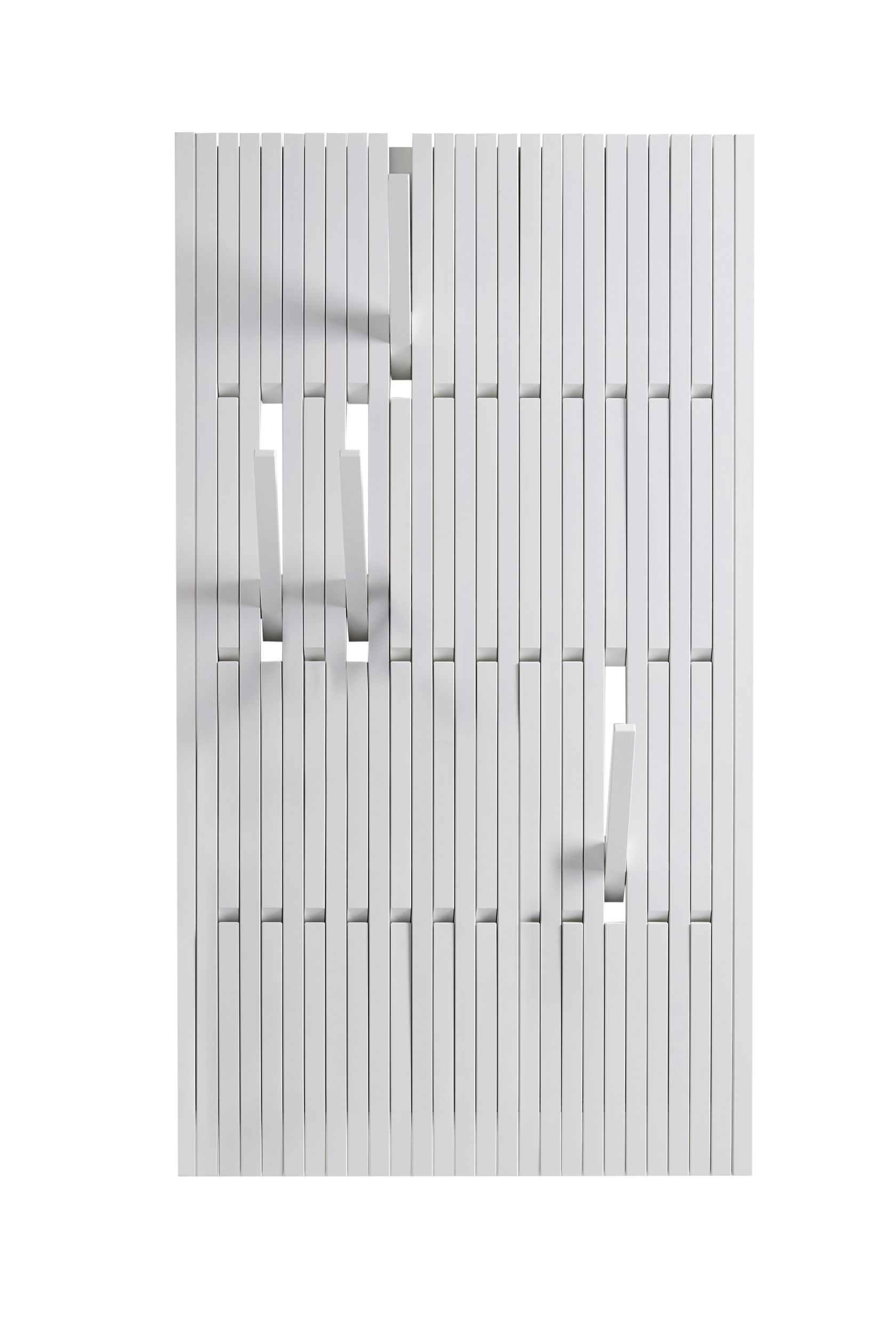 Weiße Piano Wandgarderobe von PER/USE, große Ausführung, mit ausgeklappten Haken. Moderne Garderobenlösung.