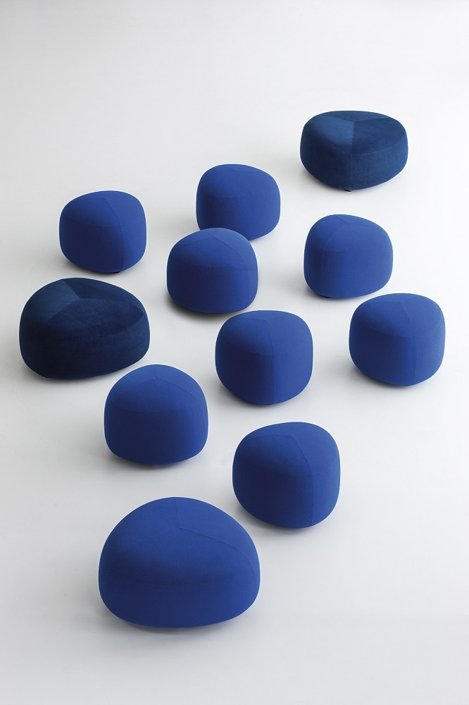 Blaues Kipu D01 Sitzkissen/Hocker La Palma, eine Gruppe moderner, runder Sitzmöbel auf weißem Grund.