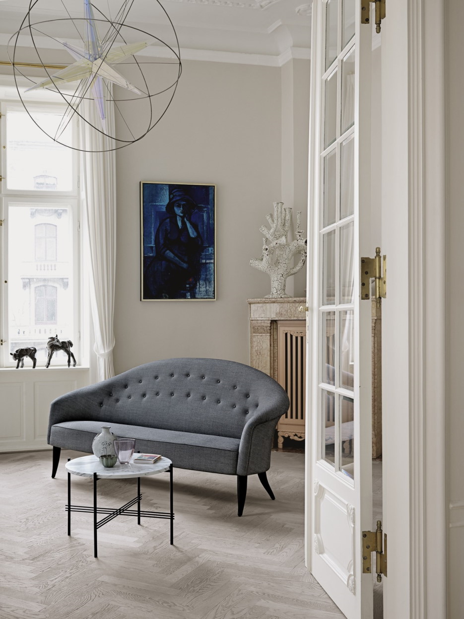 TS Coffee Table von Gubi: Runder Marmor Couchtisch mit schwarzem Metallgestell im eleganten Wohnzimmer.