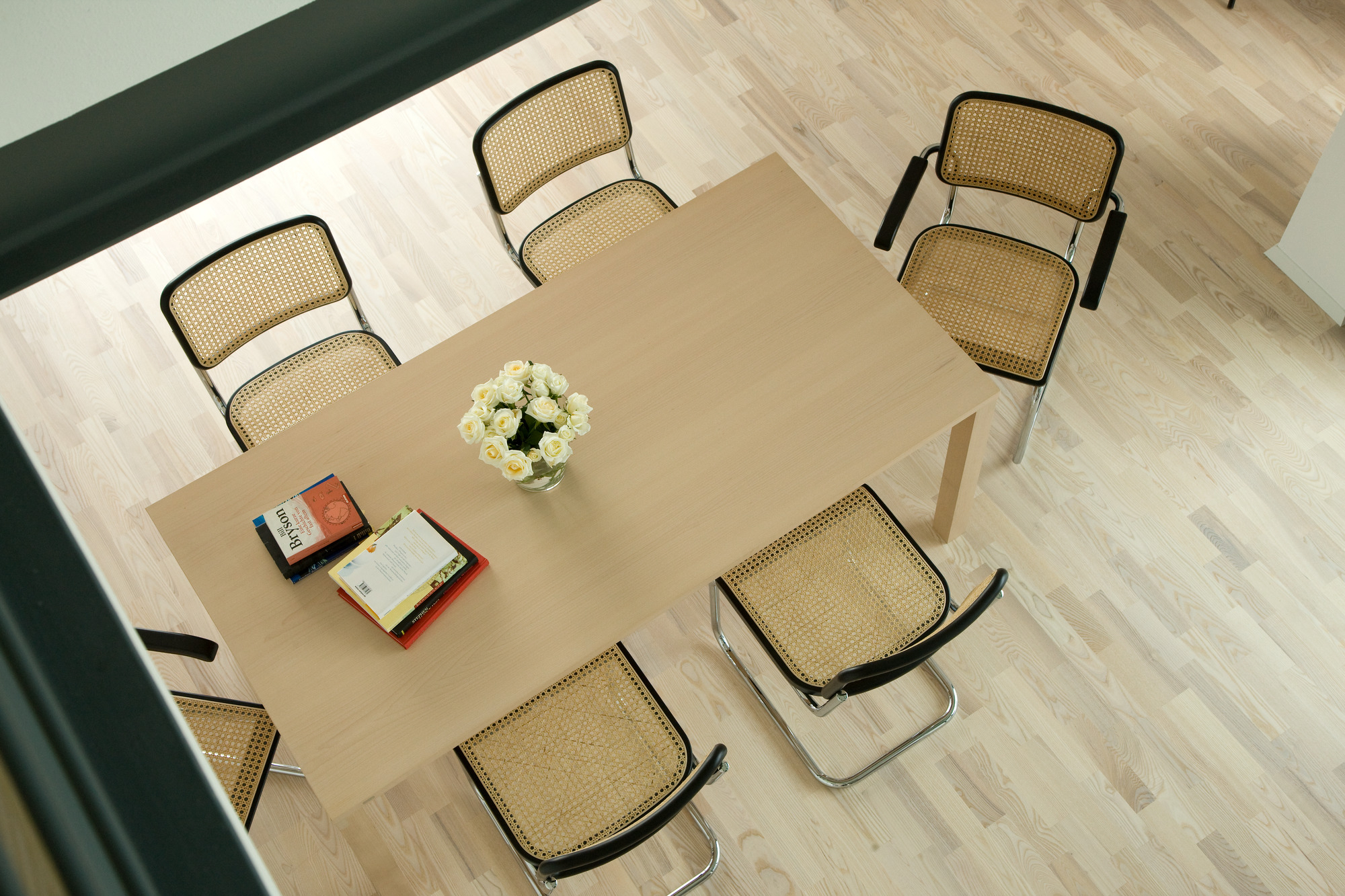 Ansicht von oben: Esstisch mit Thonet S 32 Freischwinger Stühlen in Natur und Chrom.