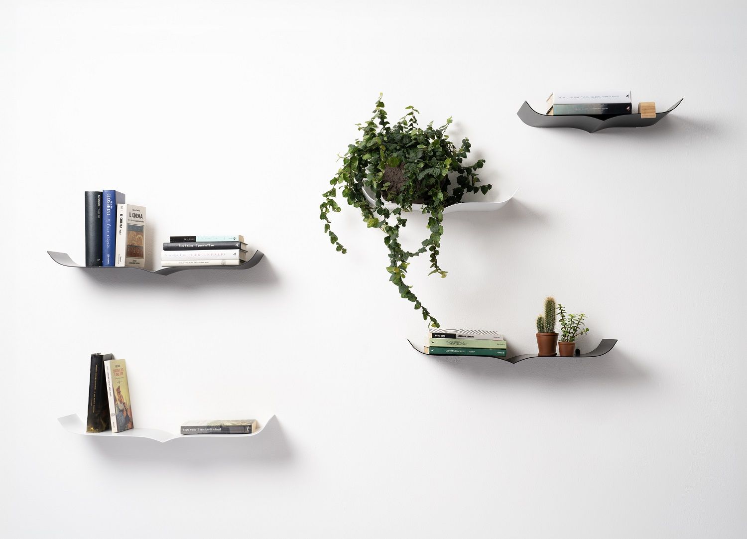 Wandregal Nori von Opinion Ciatti in Schwarz und Weiß mit Büchern und Pflanzen.