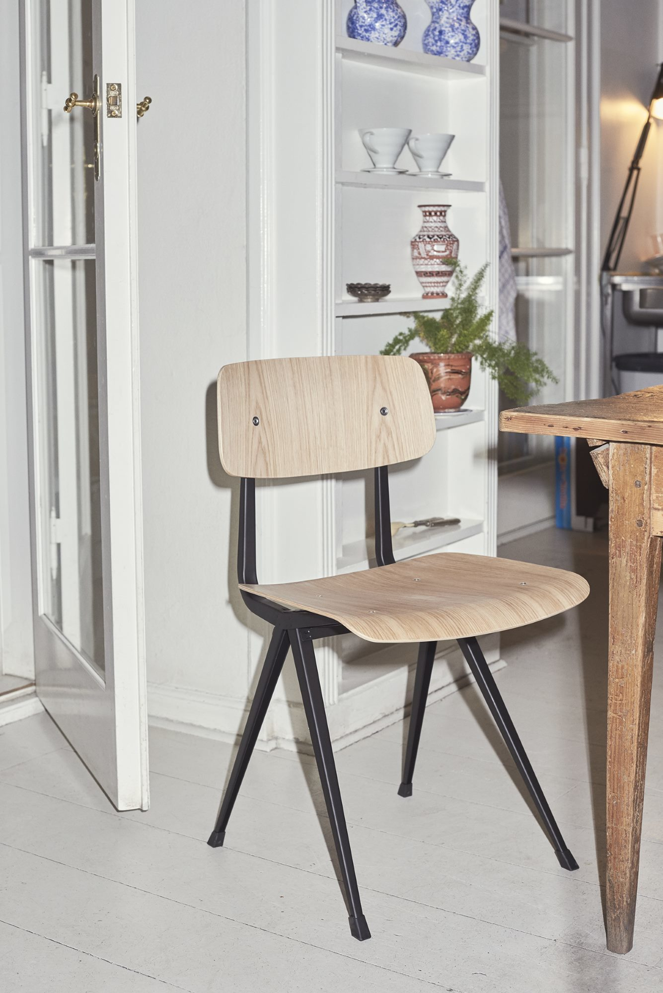 Result Chair Stuhl mit Eiche-Sitzfläche und schwarzem Stahlgestell, modernes Design für Esszimmer und Büro.