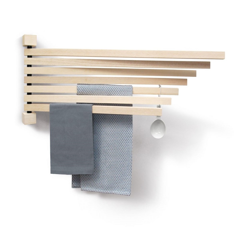 Pavo L Peacock Wandhänger: Großer, hölzerner Handtuchhalter mit Handtüchern an einer weißen Wand.