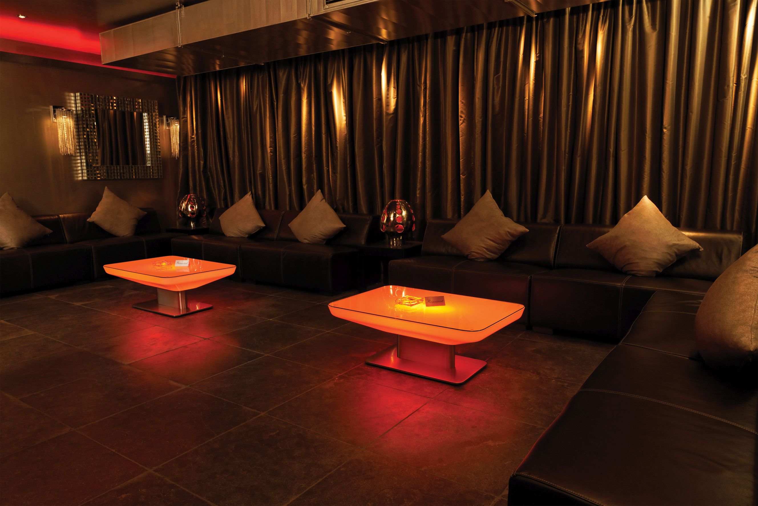 Studio 36 LED Tischlampe in Multicolor-Beleuchtung, ideal für Indoor-Ambiente und stimmungsvolle Beleuchtung.