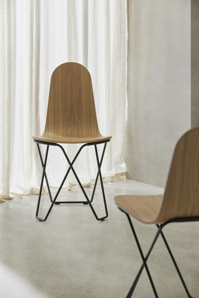 Cactus Stuhl mit Holzschale und schwarzem Metallgestell, moderner Esszimmerstuhl.