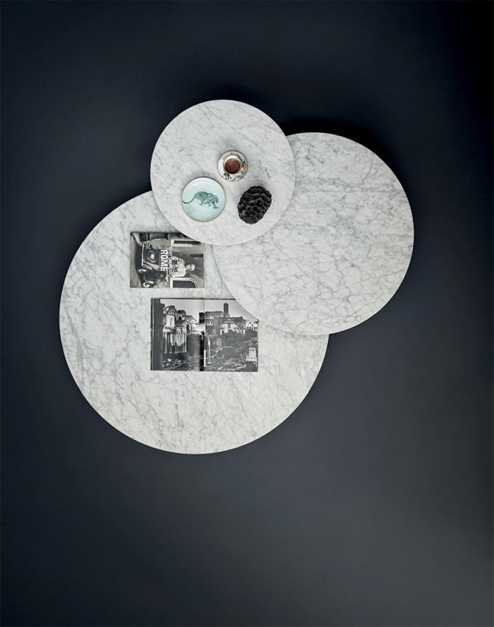 Drei runde Couchtische aus Marmor, Grasshopper Couchtische von Knoll International, mit Zeitschriften und Geschirr.