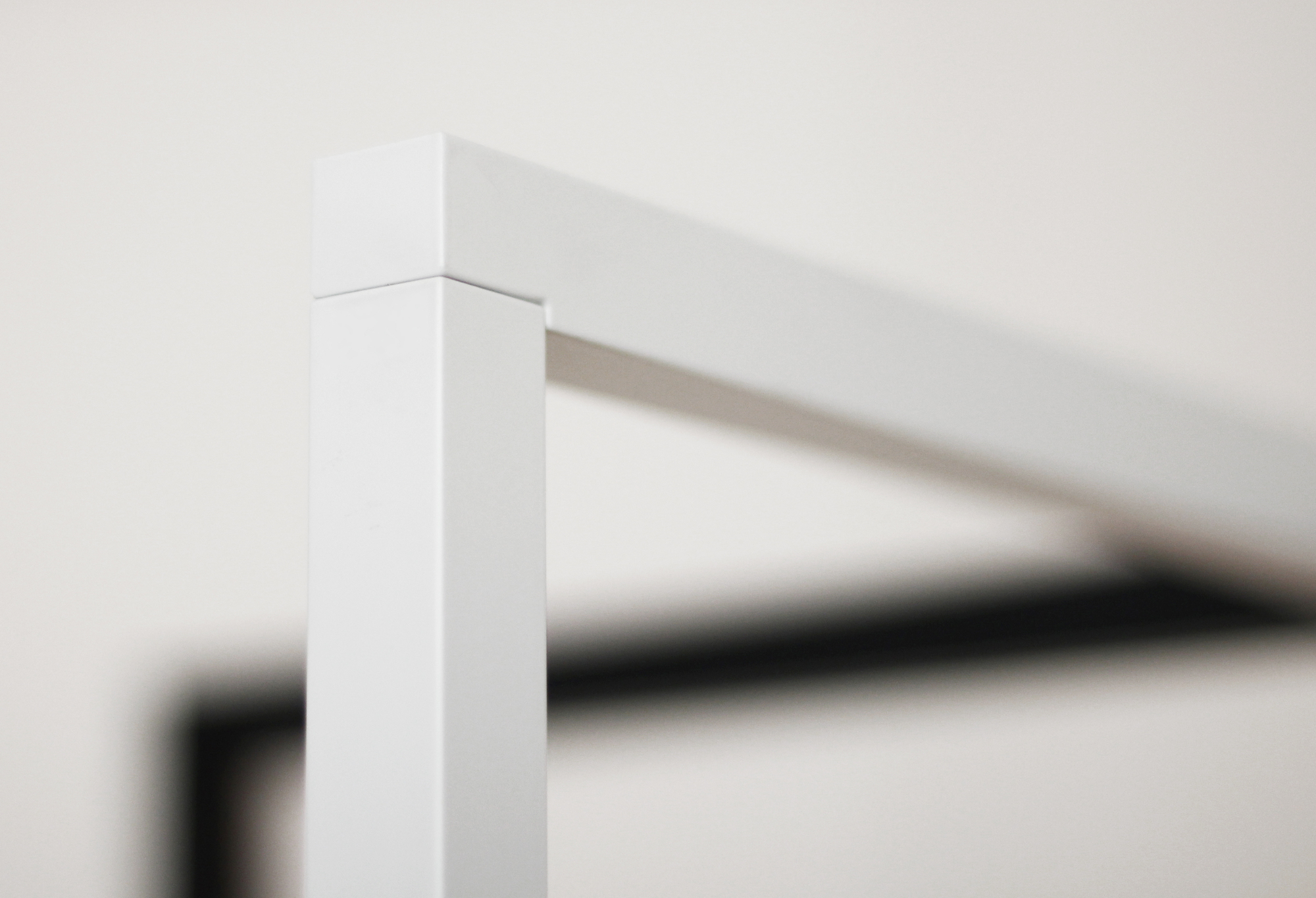 Detailaufnahme der weißen Modular Frames L Garderobe von Roomsafari, minimalistisches Design für Flur und Ankleidezimmer.