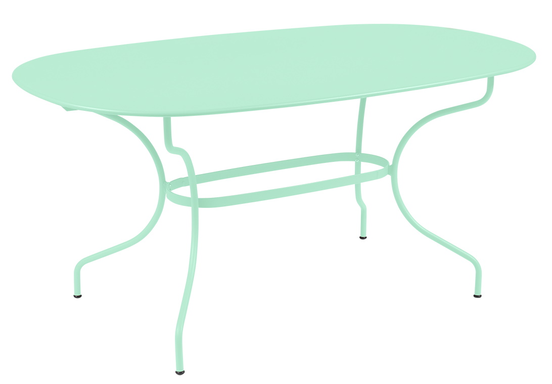 Mintgrüner Opéra+ Gartentisch von Fermob, oval, 160x90 cm, für den Außenbereich. Metalltisch.