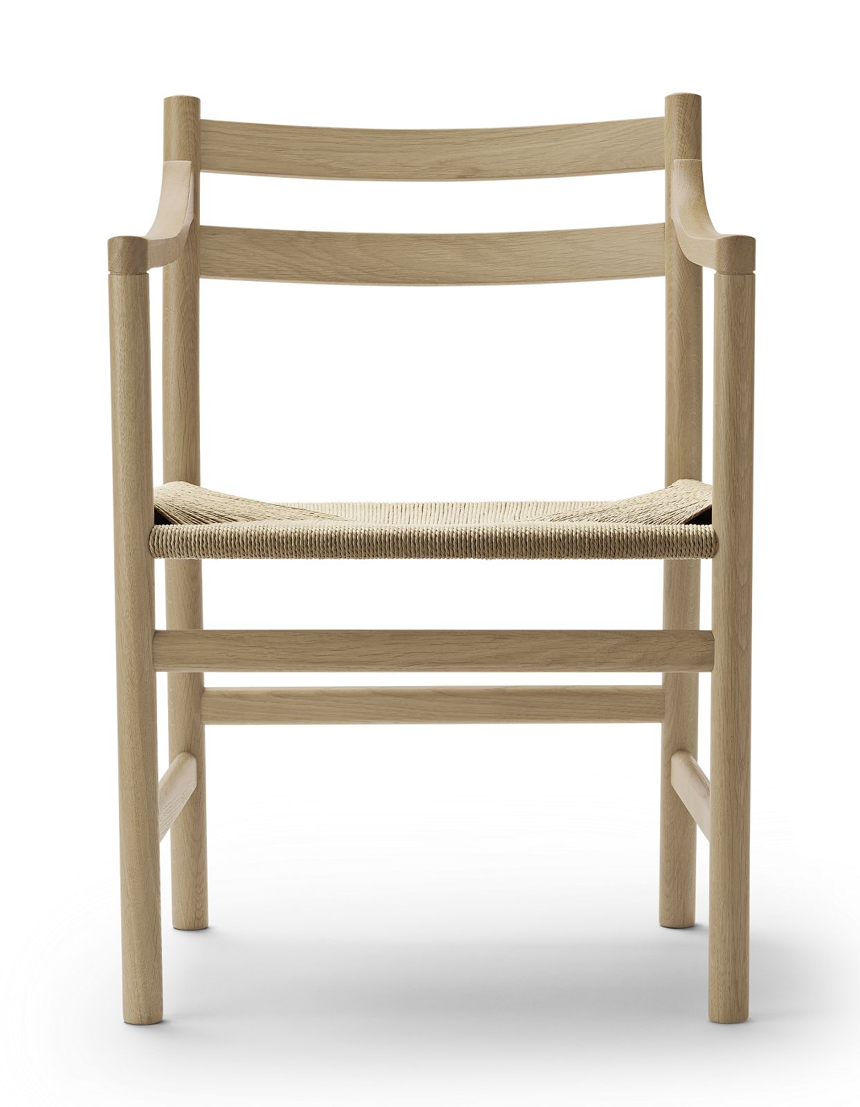 CH46 Armlehnstuhl von Carl Hansen & Søn: Holzstuhl mit Armlehnen und geflochtener Sitzfläche.