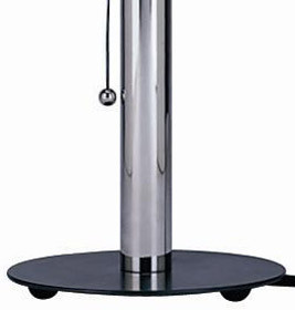 Detailaufnahme der Wagenfeld Tischleuchte WA 23 SW von Tecnolumen mit verchromtem Schaft und schwarzem Glasfuß.