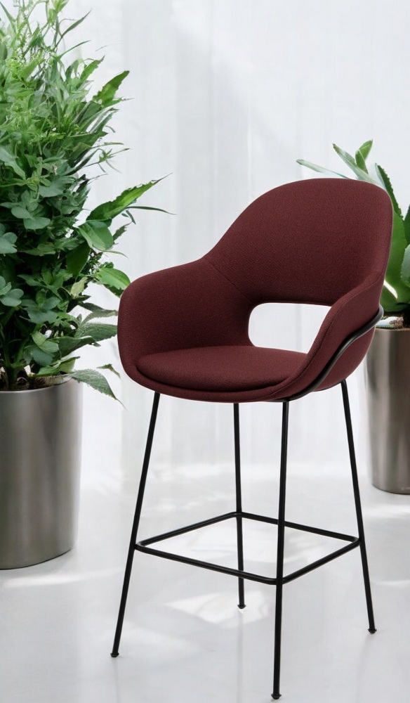 Theia Barhocker von Freifrau Manufaktur, bordeauxroter Armlehnstuhl mit schwarzem Metallgestell für die moderne Bar.