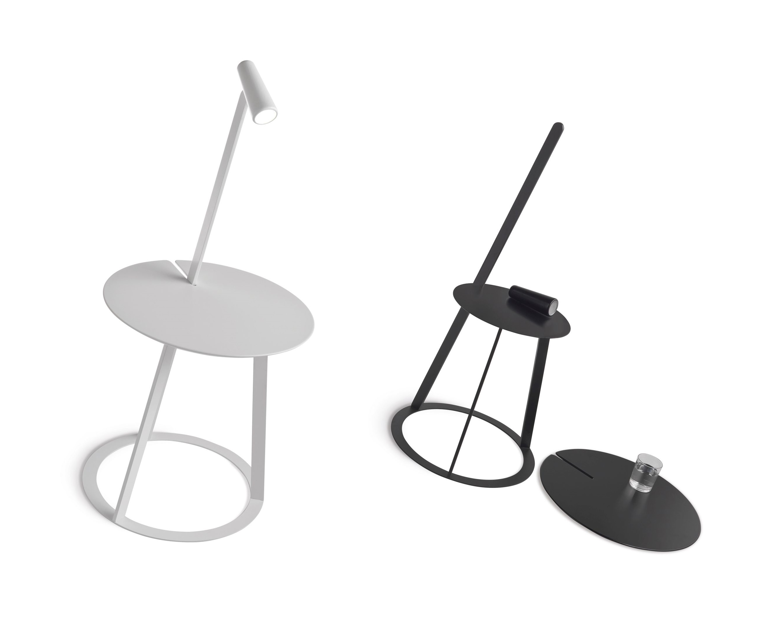 Albino Torcia Beistelltisch von Casamania Horm in Weiß und Schwarz, modernes Design.