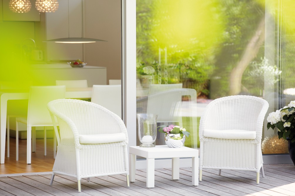 Weißes Sitzkissen für Jan Kurtz Romantik Sessel im Outdoorbereich, bequeme Gartenmöbel für Terrasse.