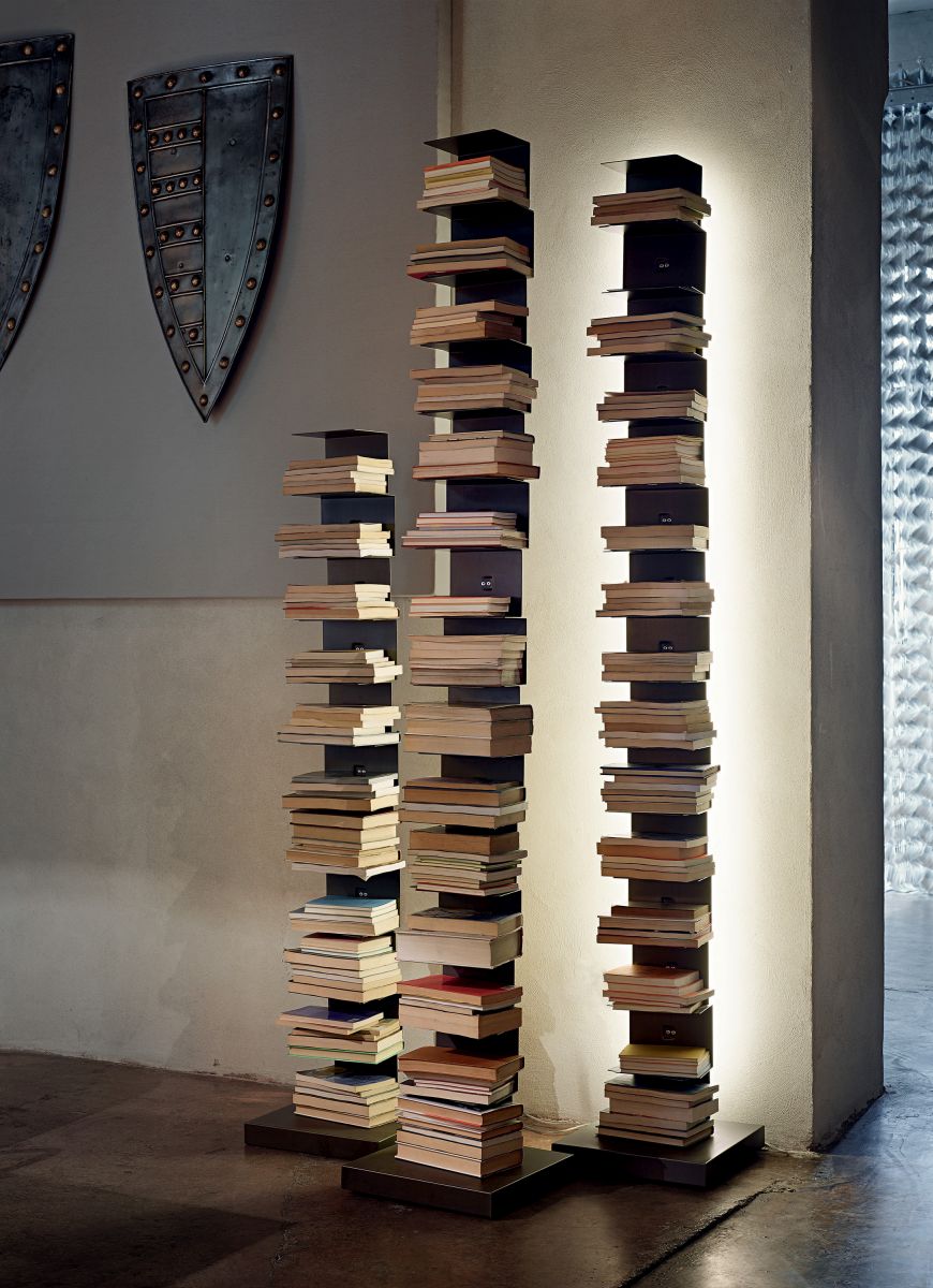 Ptolomeo Luce Bücherregal mit Beleuchtung: Freistehendes, minimalistisches Design Bücherregal, gefüllt mit Büchern.