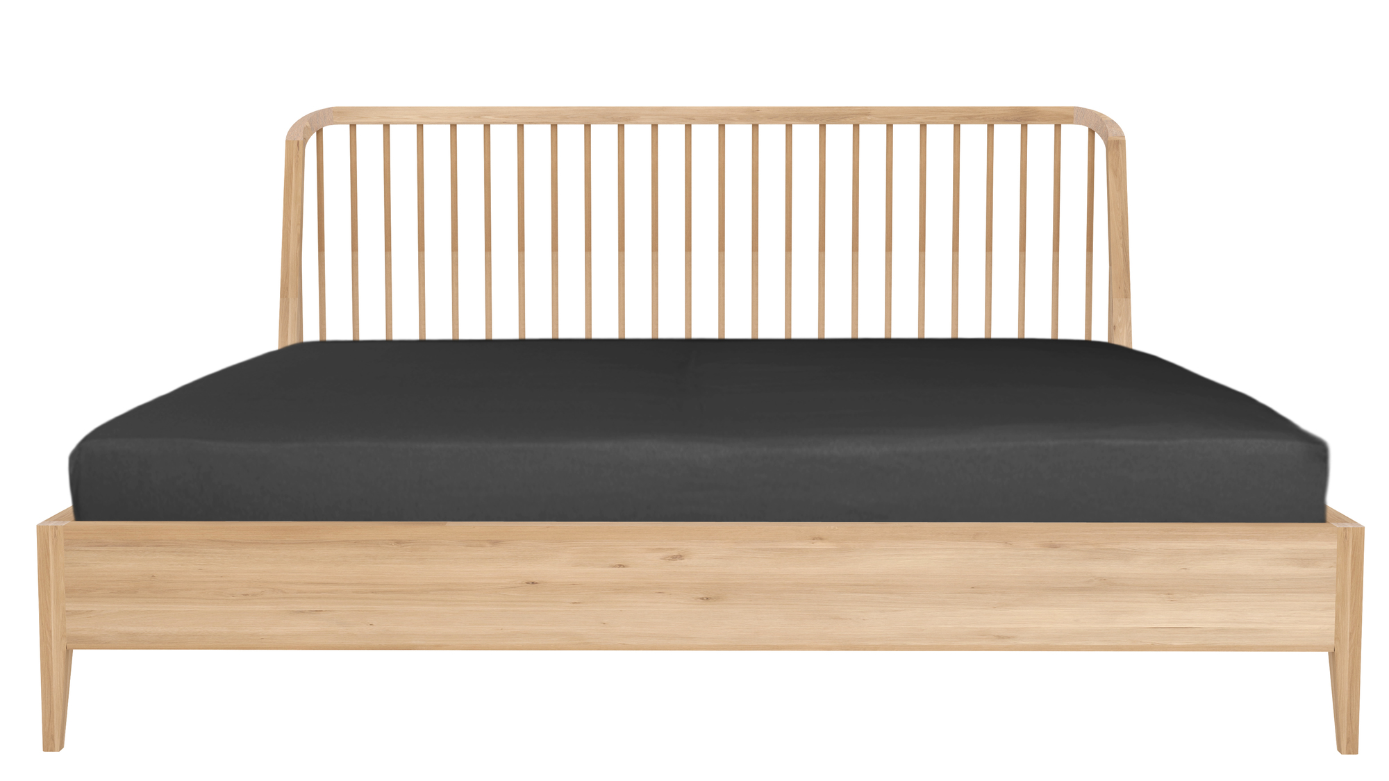 Ethnicraft Spindle Bett aus Eiche mit Lattenrost-Kopfteil und grauer Bettwäsche. Modernes Design für Schlafzimmer.