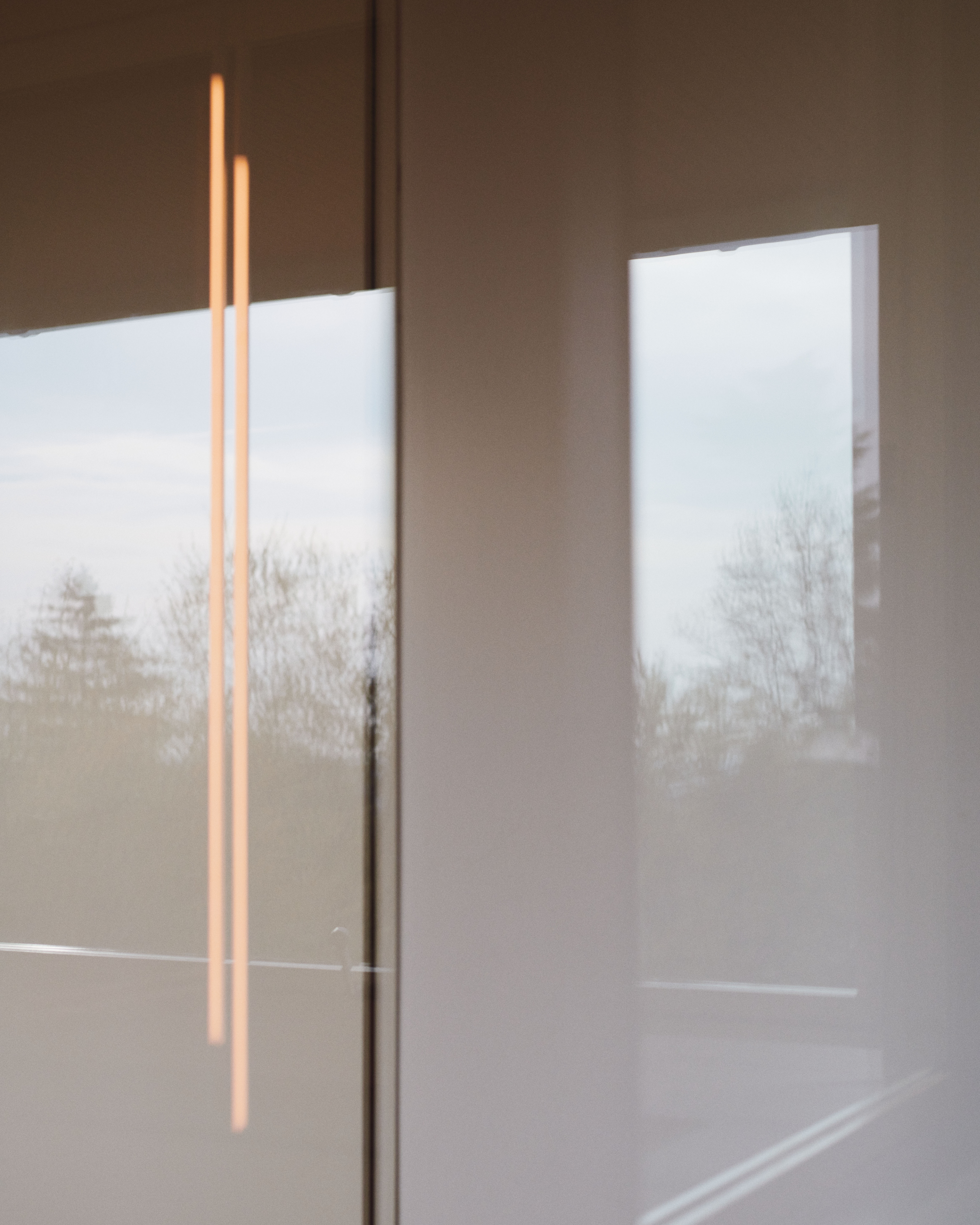 Abstraktes Foto der My Lines Hängeleuchte von Flos, moderne Innenbeleuchtung, minimalistisches Design.