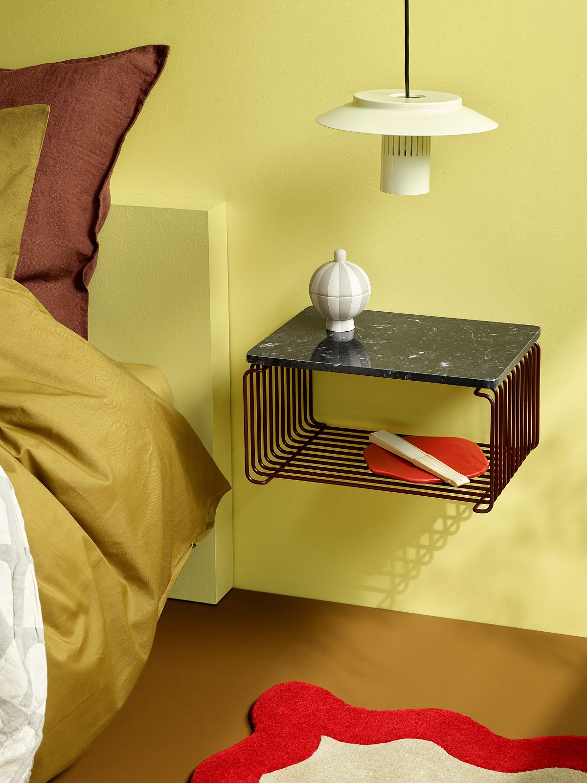 Nachttisch mit Panton Wire Abdeckplatte B 35 cm Montana aus Marmor, modernes Schlafzimmer Design.