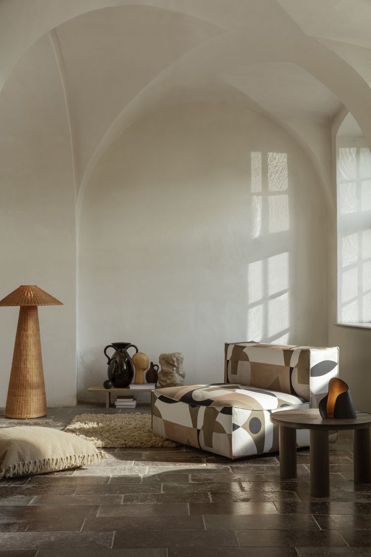 Oyster Tischleuchte von Ferm Living aus Rattan, warmes Licht im stilvollen Interieur.