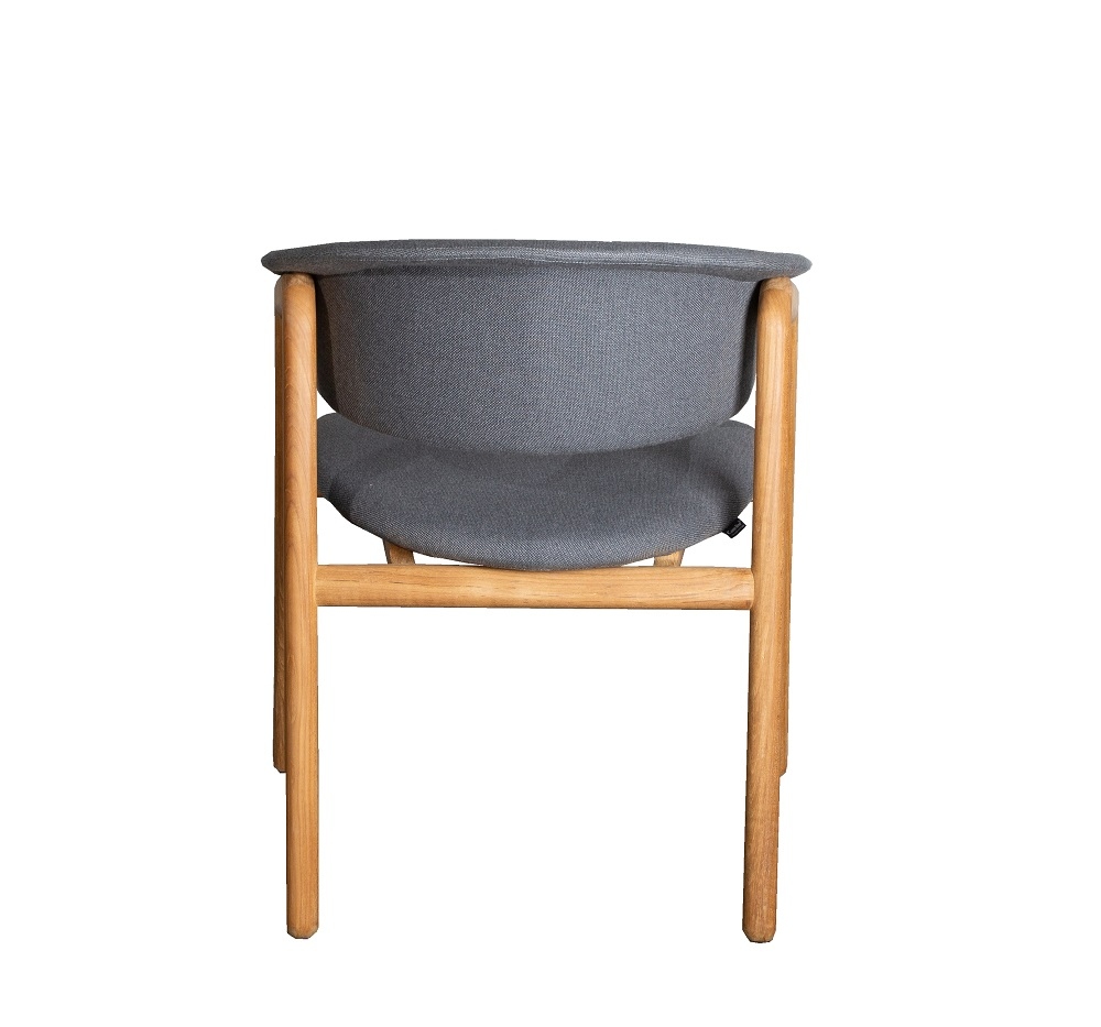 Luna Outdoor Sessel von Cane-Line, Rückansicht. Grauer Outdoor-Sessel mit Holzgestell für Garten und Terrasse.