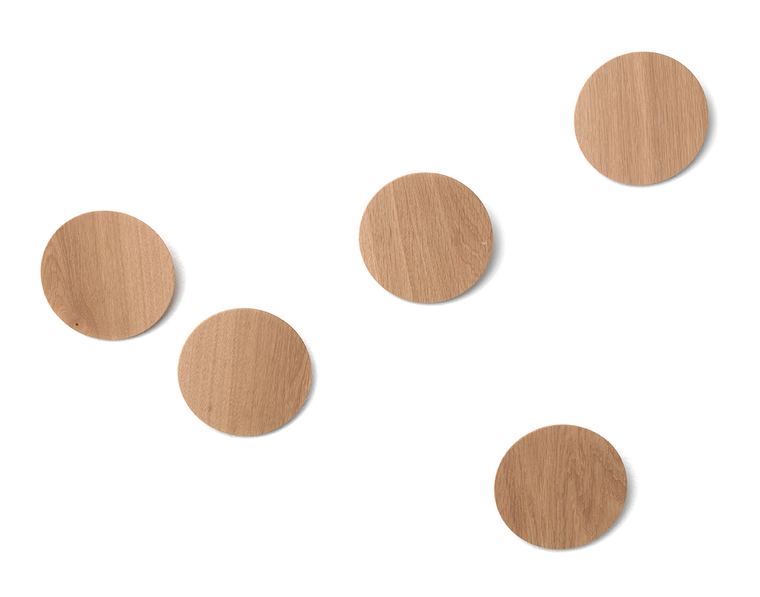 Schönbuch Disk Wandhaken aus hellem Holz, runde Garderobenhaken an einer weißen Wand.