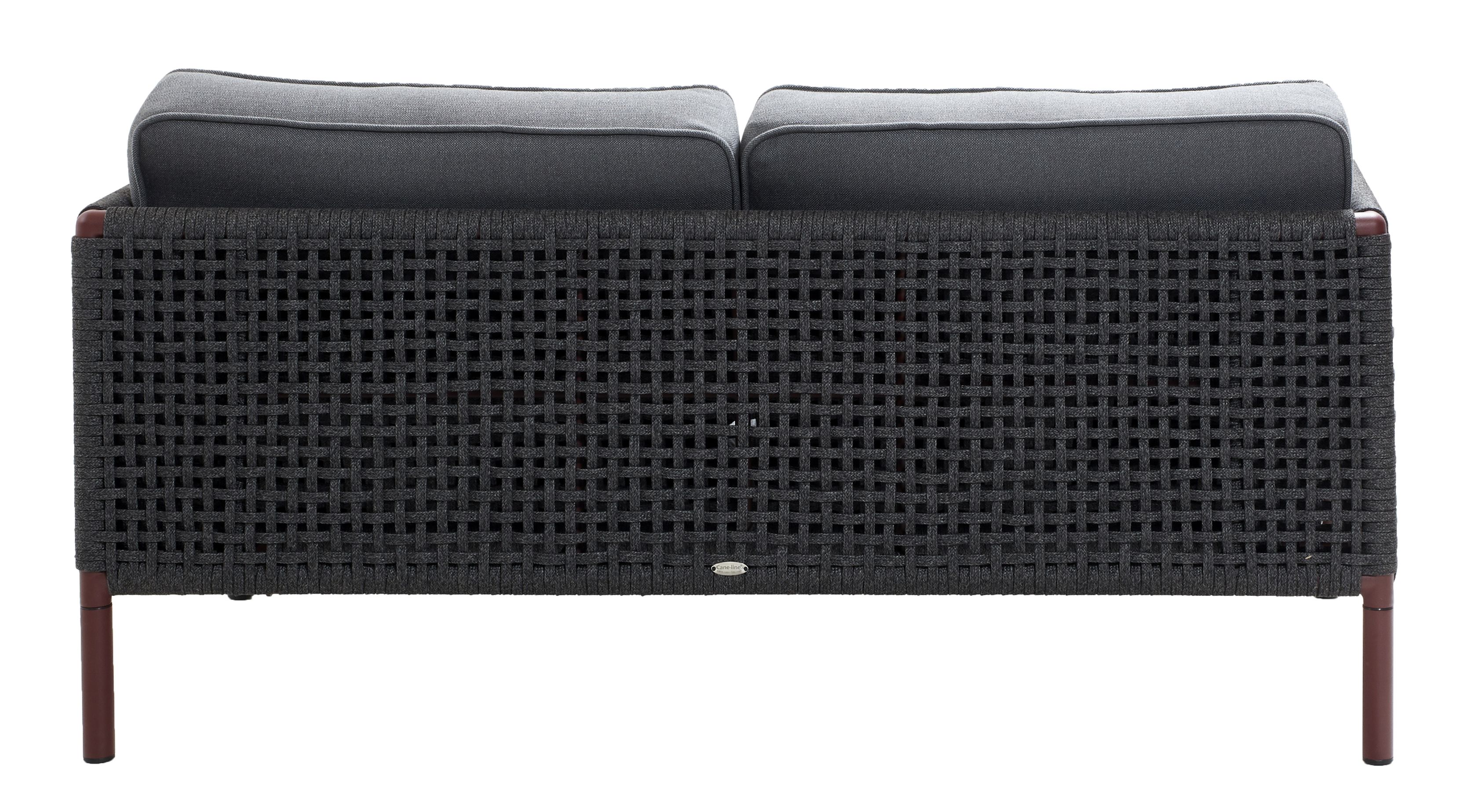 Rückansicht des Cane-Line Encore 2-Sitzer Sofas mit AirTouch Kissen und Cane-Line Geflecht.
