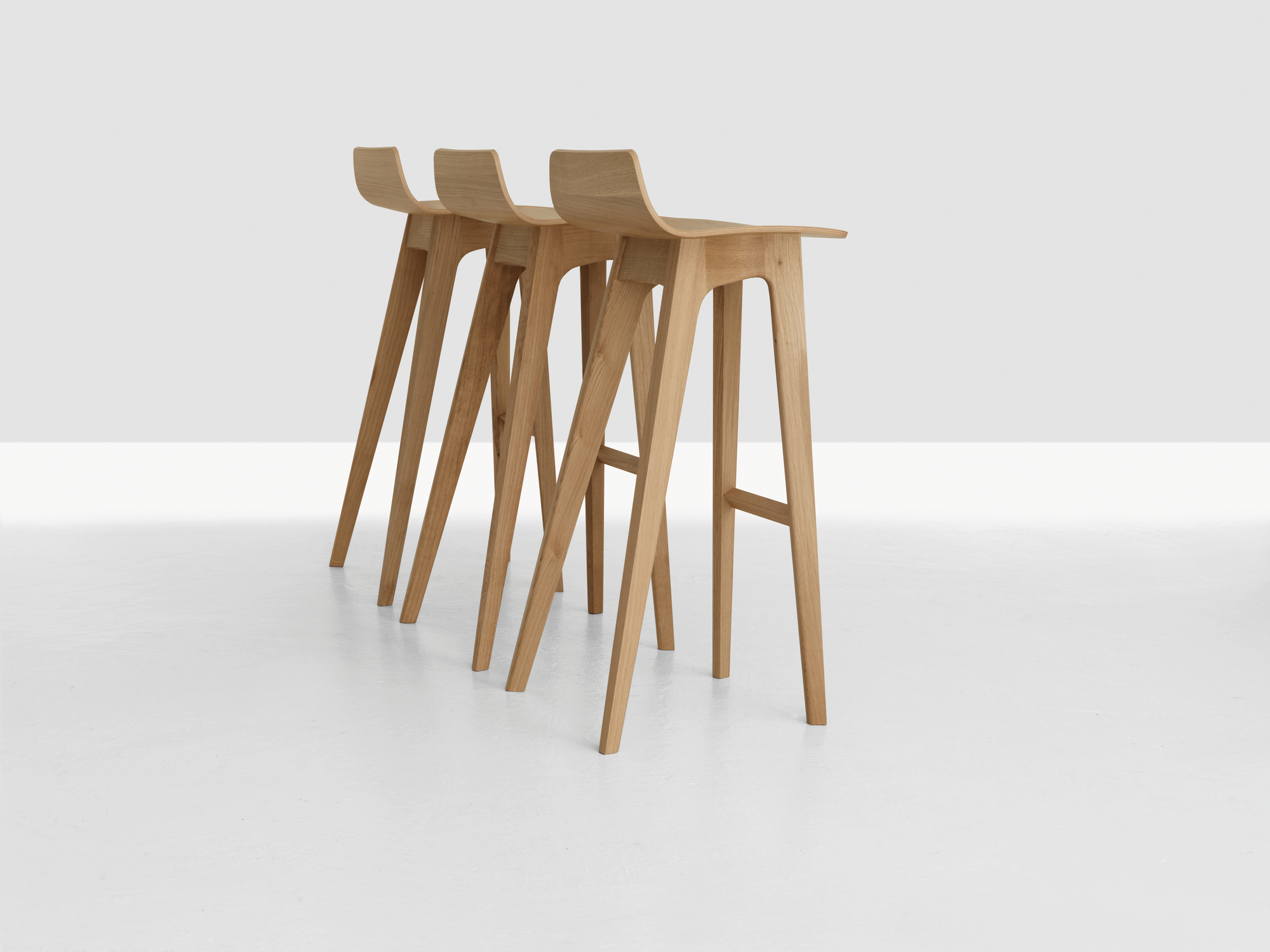 Drei Morph Barhocker aus Eiche mit 80 cm Sitzhöhe, modernes Design für die Küche.