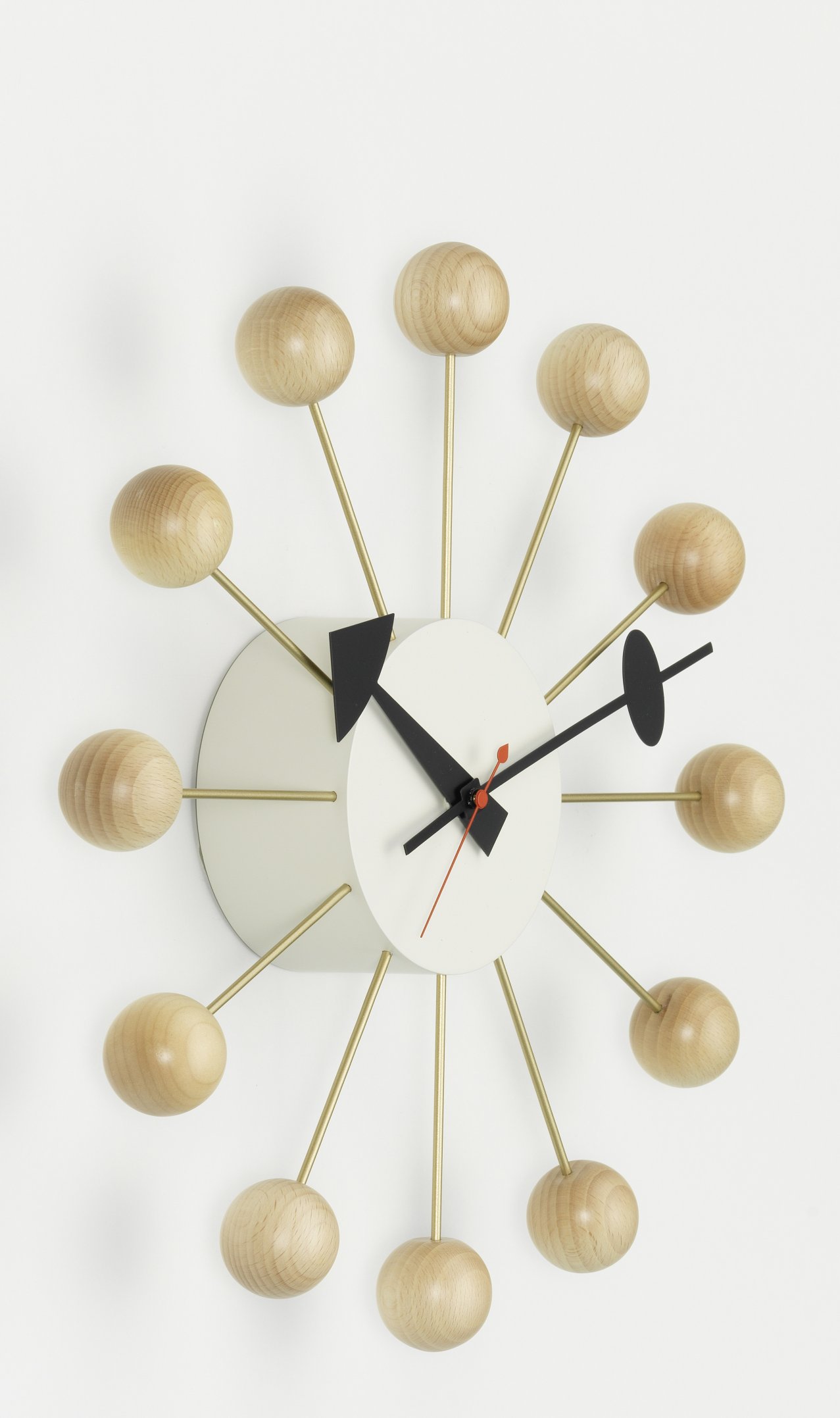 Ball Clock Wanduhr aus Buchenholz von Vitra: Design-Wanduhr mit Holzkugeln und goldenen Zeigern.
