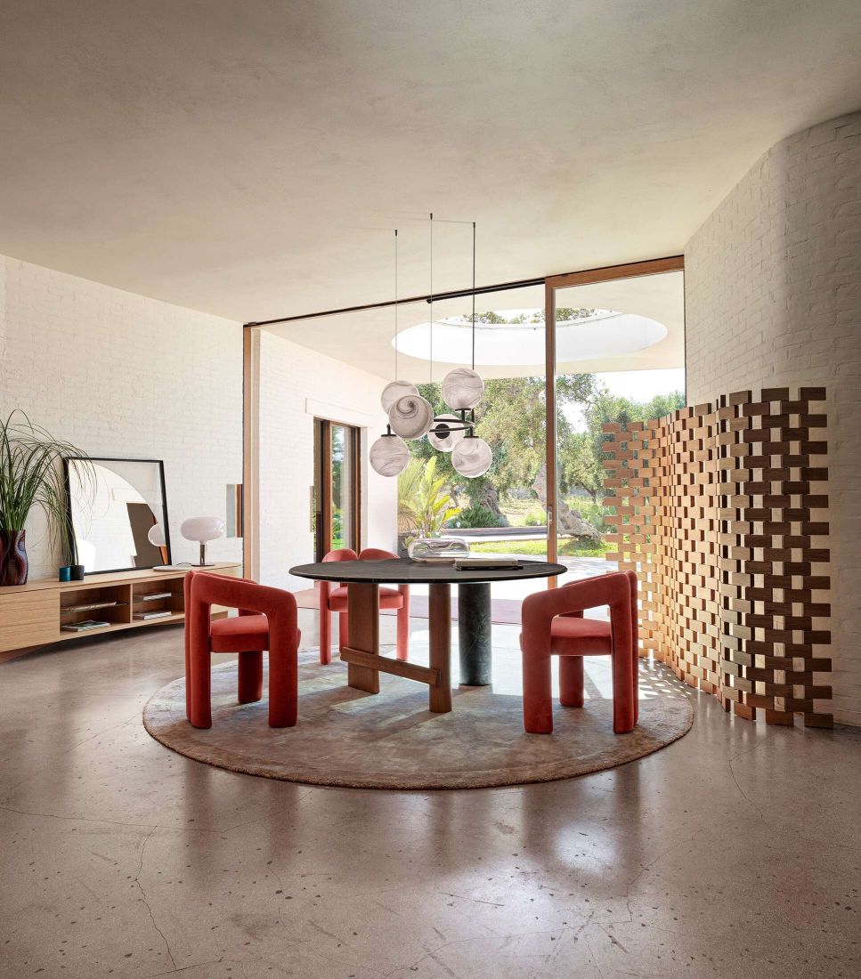 Innenraum mit Cassina 537 Paravent Ambassade Raumteiler aus Holz, Esstisch und Stühlen.