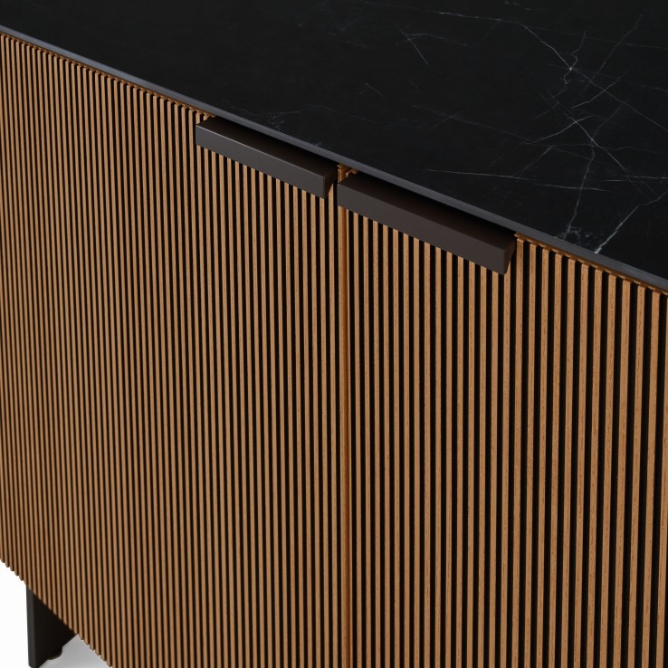 Detailaufnahme: Selvans Sideboard mit Holzlamellenfront, schwarzer Marmorplatte und dunklen Griffen. Modernes Design.