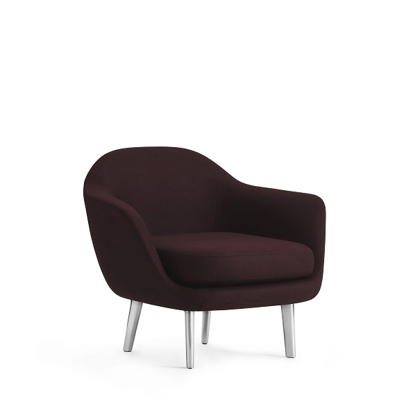 Sum Lounge Armchair von Normann Copenhagen, burgunderroter Sessel mit Metallbeinen auf weißem Hintergrund.