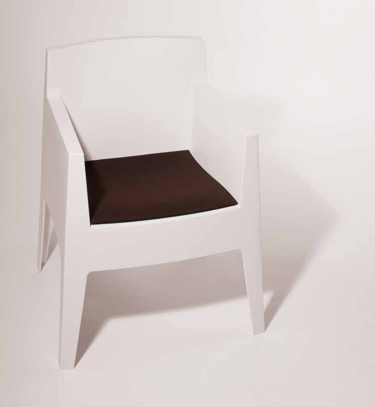 Weißer Toy Stuhl mit brauner Filz Sitzauflage für mehr Komfort und Stil.