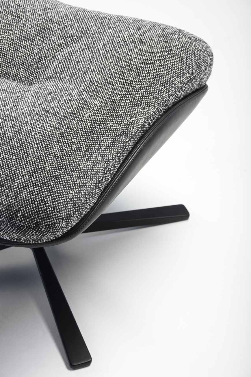 Detailaufnahme des Rei Hockers von Prostoria mit grau meliertem Bezug und schwarzem Fuß.