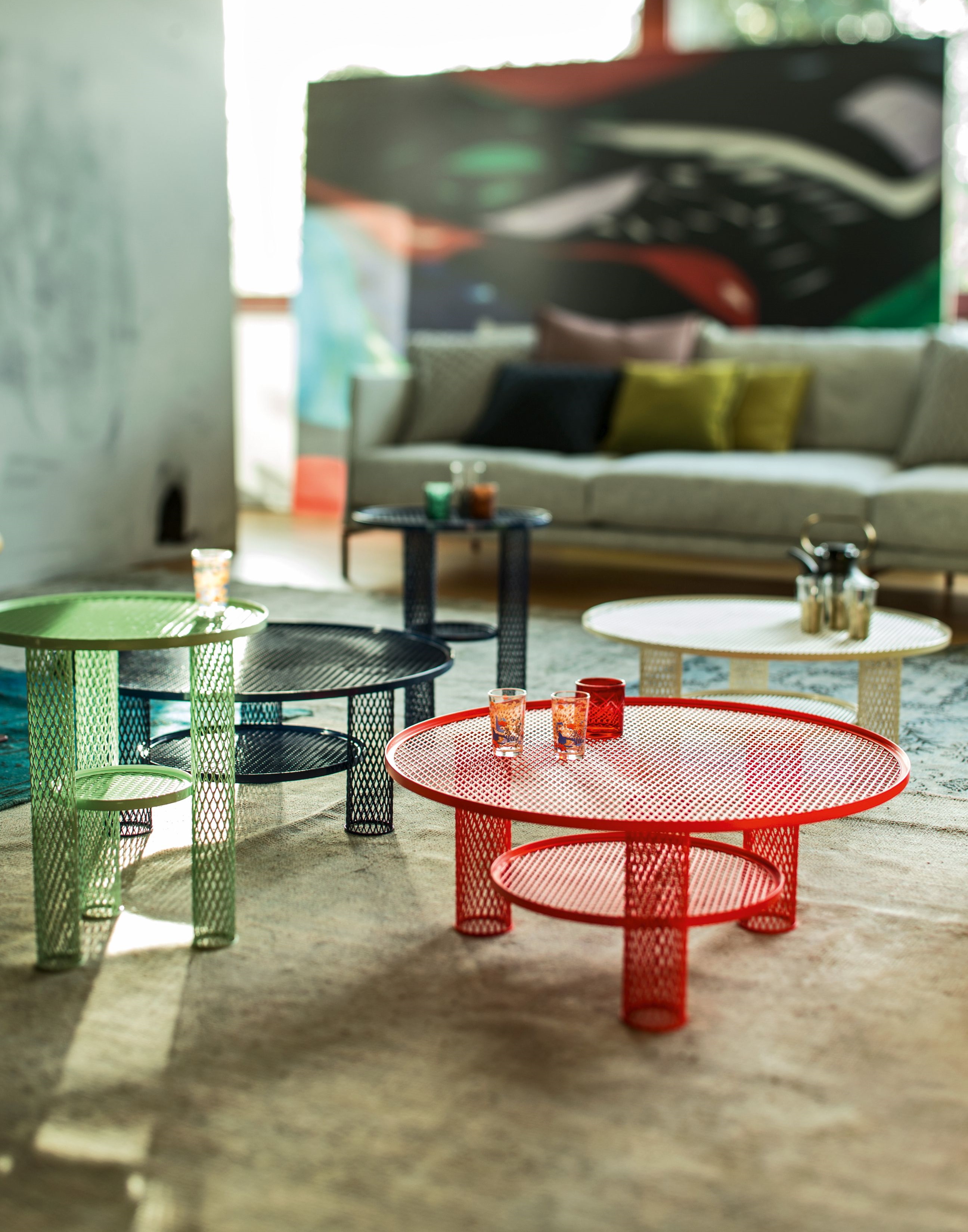 Mehrere farbige Net Beistelltische von Moroso mit Flechtmuster in einem Wohnraum.