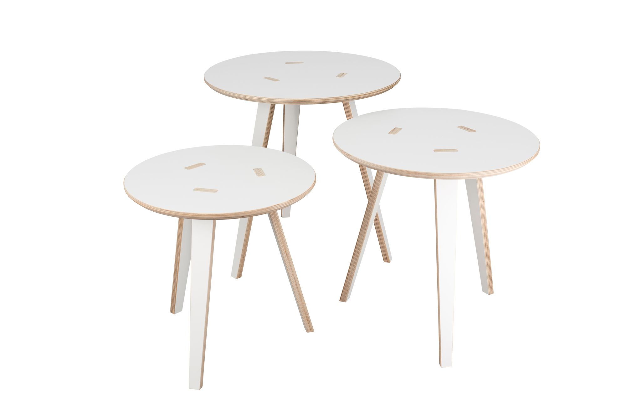 Drei weiße, runde Tojo Tische aus Holz, minimalistisches Design für Wohnzimmer und Büro.