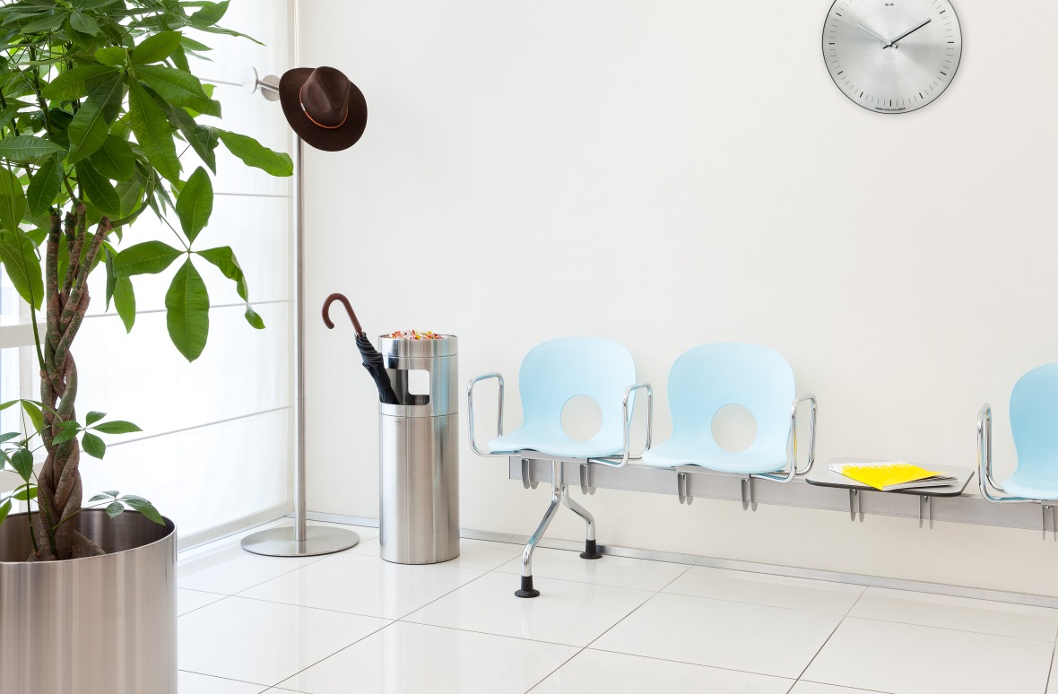 Nox Flora Blumentopf: Pflanze in silbernem Topf mit Rollen, ideal für Innenräume.