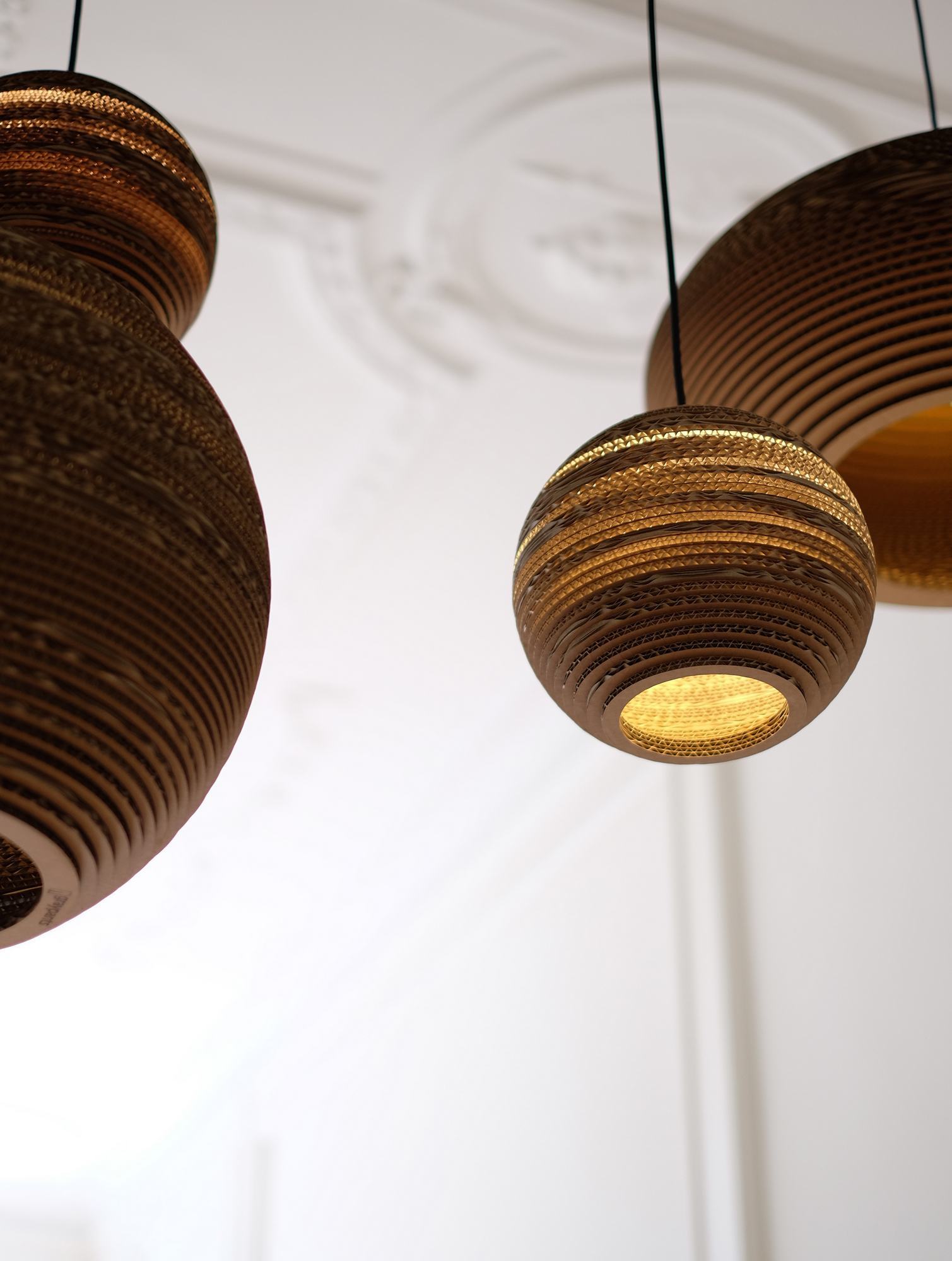 Nahaufnahme von Graypants Scraplights Hängeleuchten aus recycelter Pappe, Lampen für nachhaltige Beleuchtung.