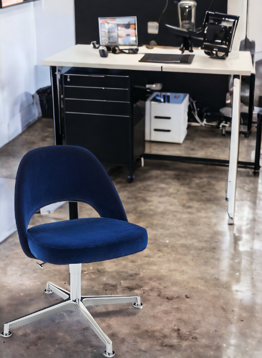 Blauer Saarinen Konferenzstuhl mit Drehfuß und ohne Armlehne von Knoll International im Büro.