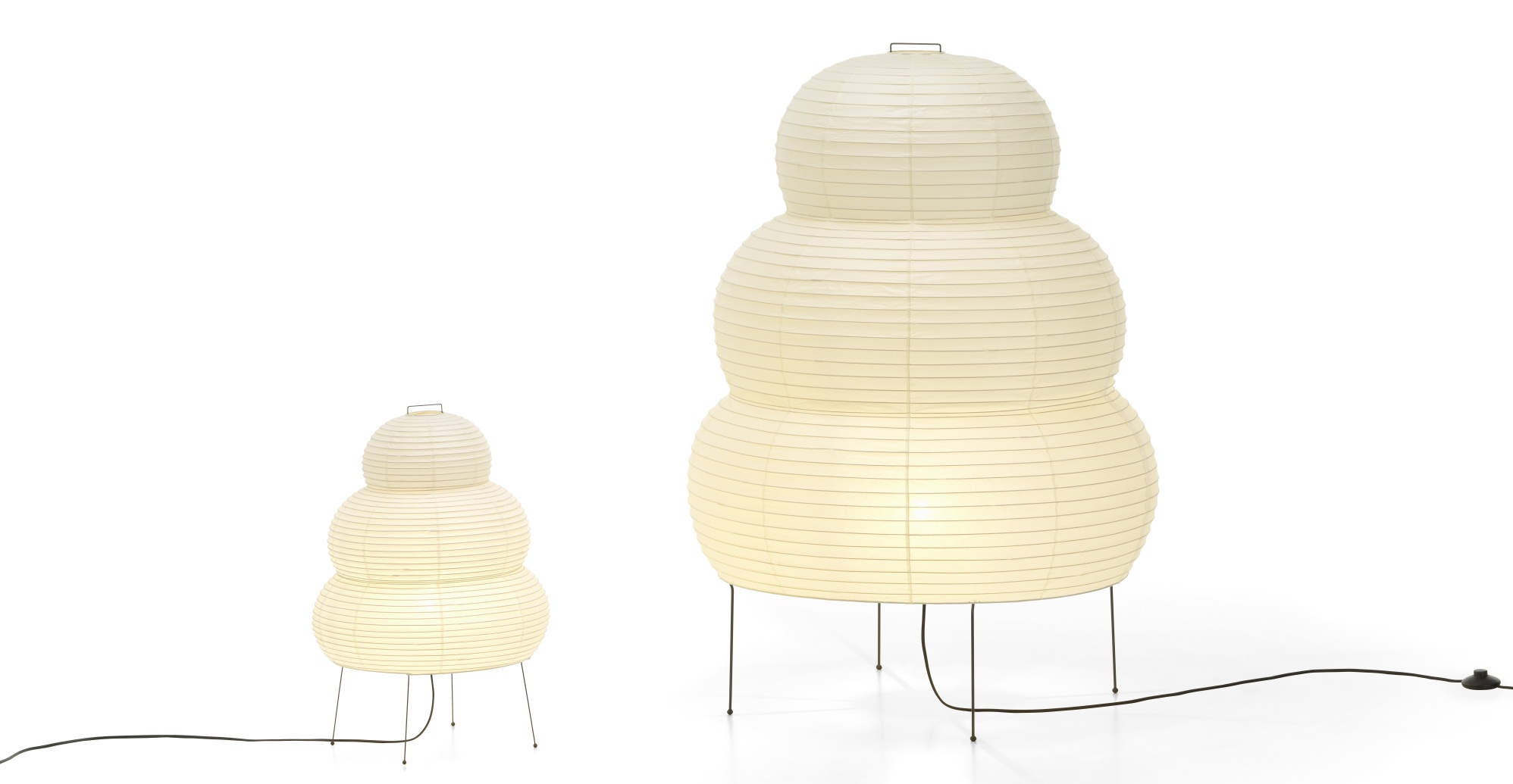 Zwei Akari Leuchten: Eine große und eine kleine Tischleuchte aus Papier und Metall.