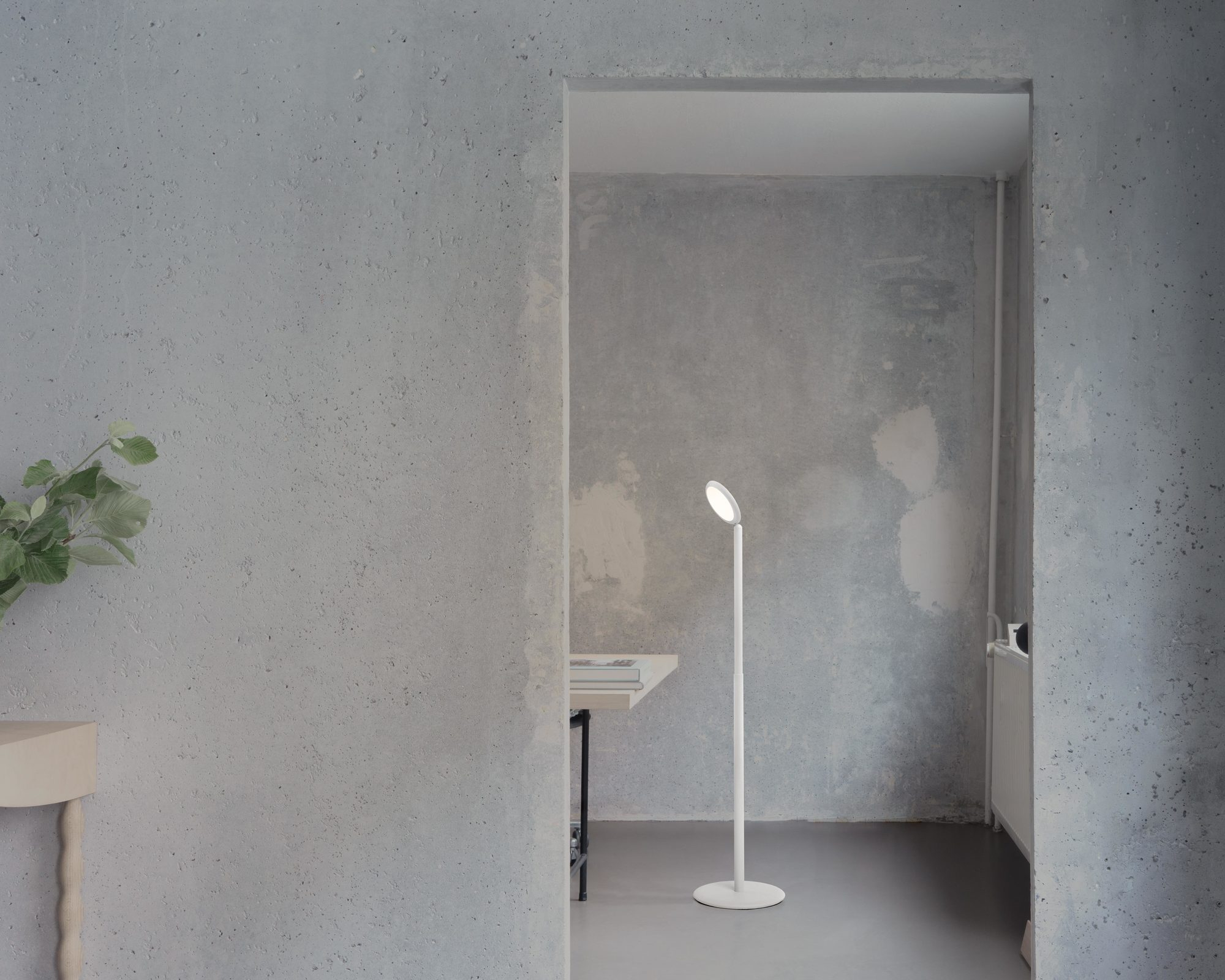 Moderne Parrot Stehleuchte in Grau, minimalistisches Design für Wohnzimmer und Büro, LED-Beleuchtung.