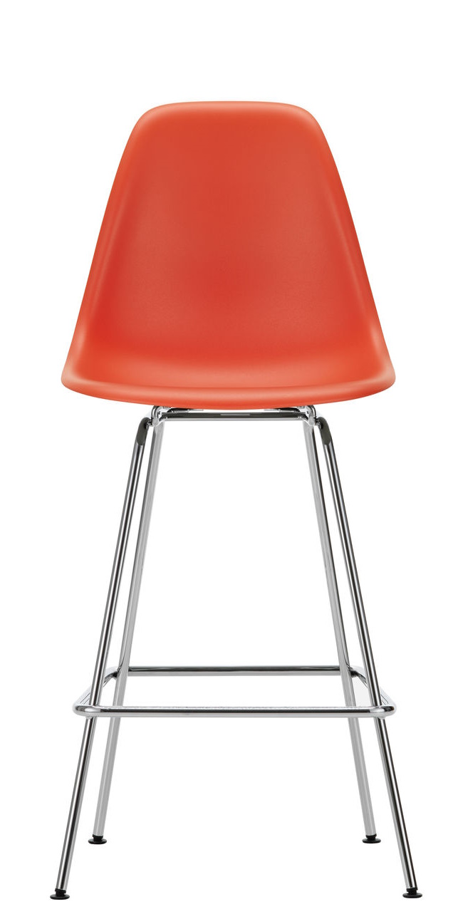 Oranger Eames Plastic Bar Stool Barhocker von Vitra mit verchromtem Gestell, Frontansicht. Moderner Design Barstuhl.