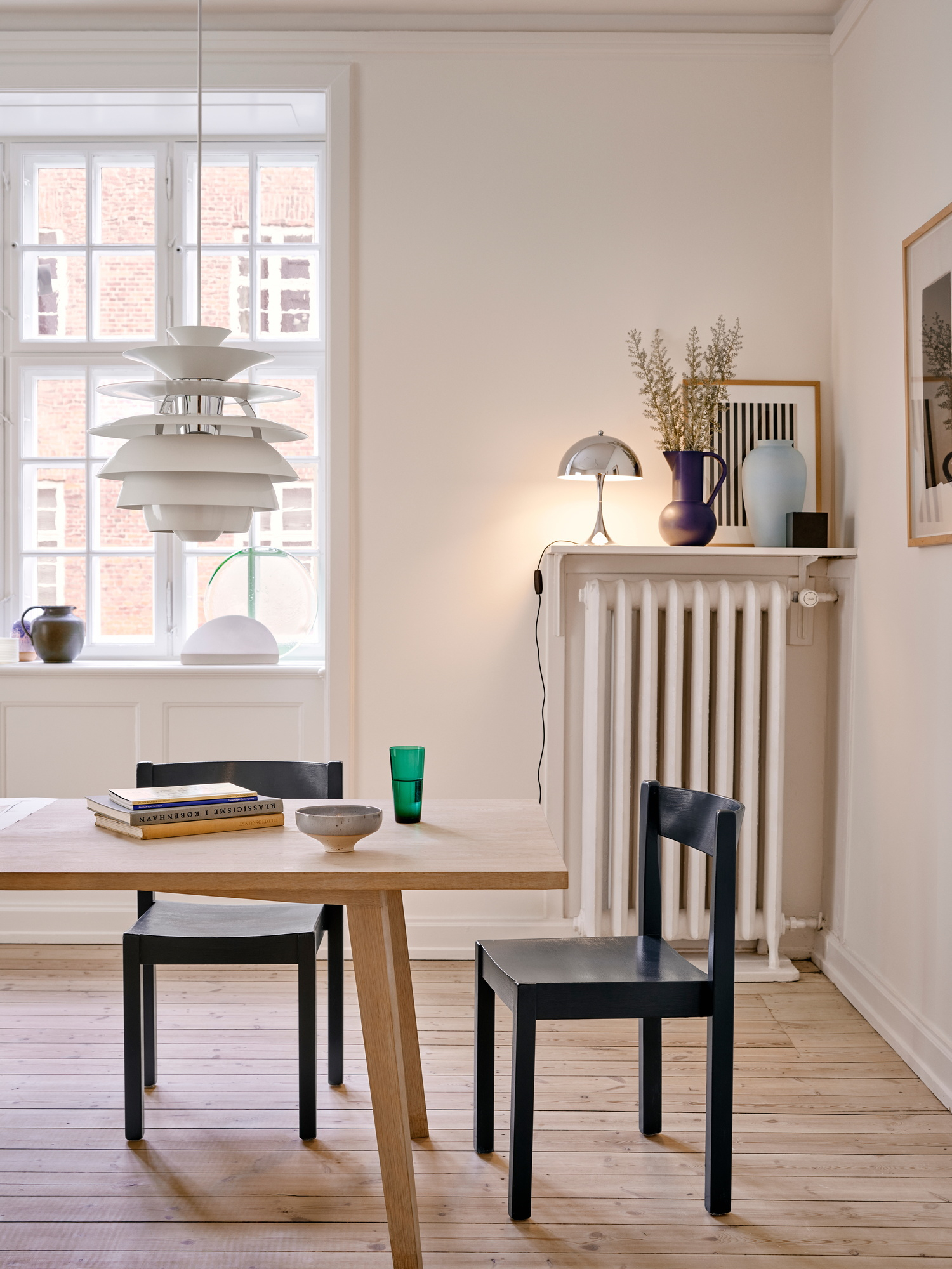 Esszimmer mit PH Snowball Pendelleuchte von Louis Poulsen, Designklassiker und moderne Beleuchtung.