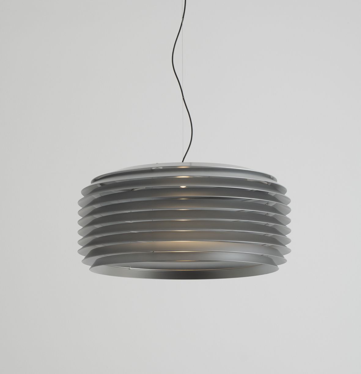 Graue Artemide Hängeleuchte mit Lamellenstruktur, moderne Deckenbeleuchtung für Wohnzimmer und Esszimmer.