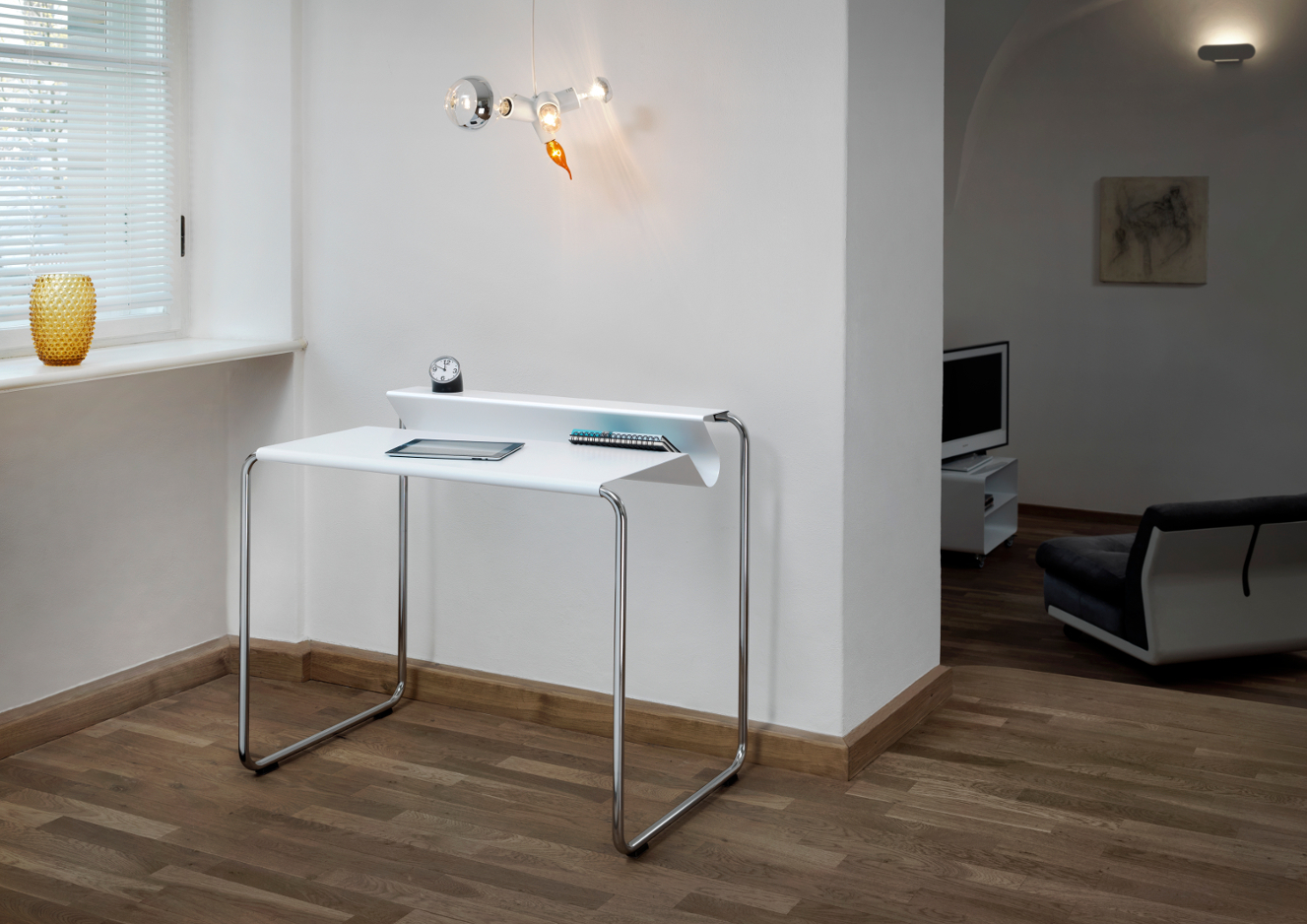 Weißer PS07 Sekretär von Müller Möbelfabrikation mit verchromtem Gestell, modernes Design für Homeoffice und Büro.