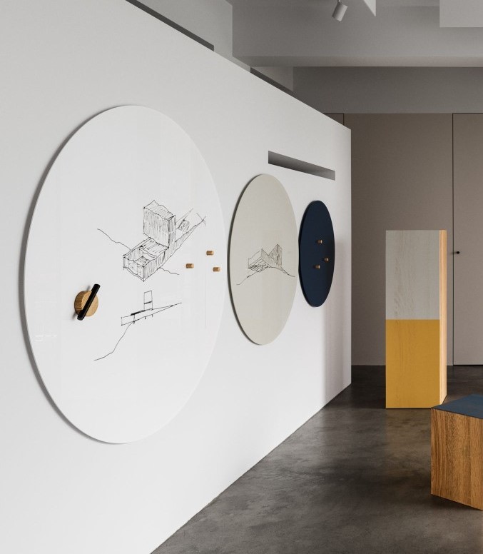 Wanddekoration: Runde, moderne Wandbilder mit Skizzen und farbigen Akzenten für stilvolles Wohnen.