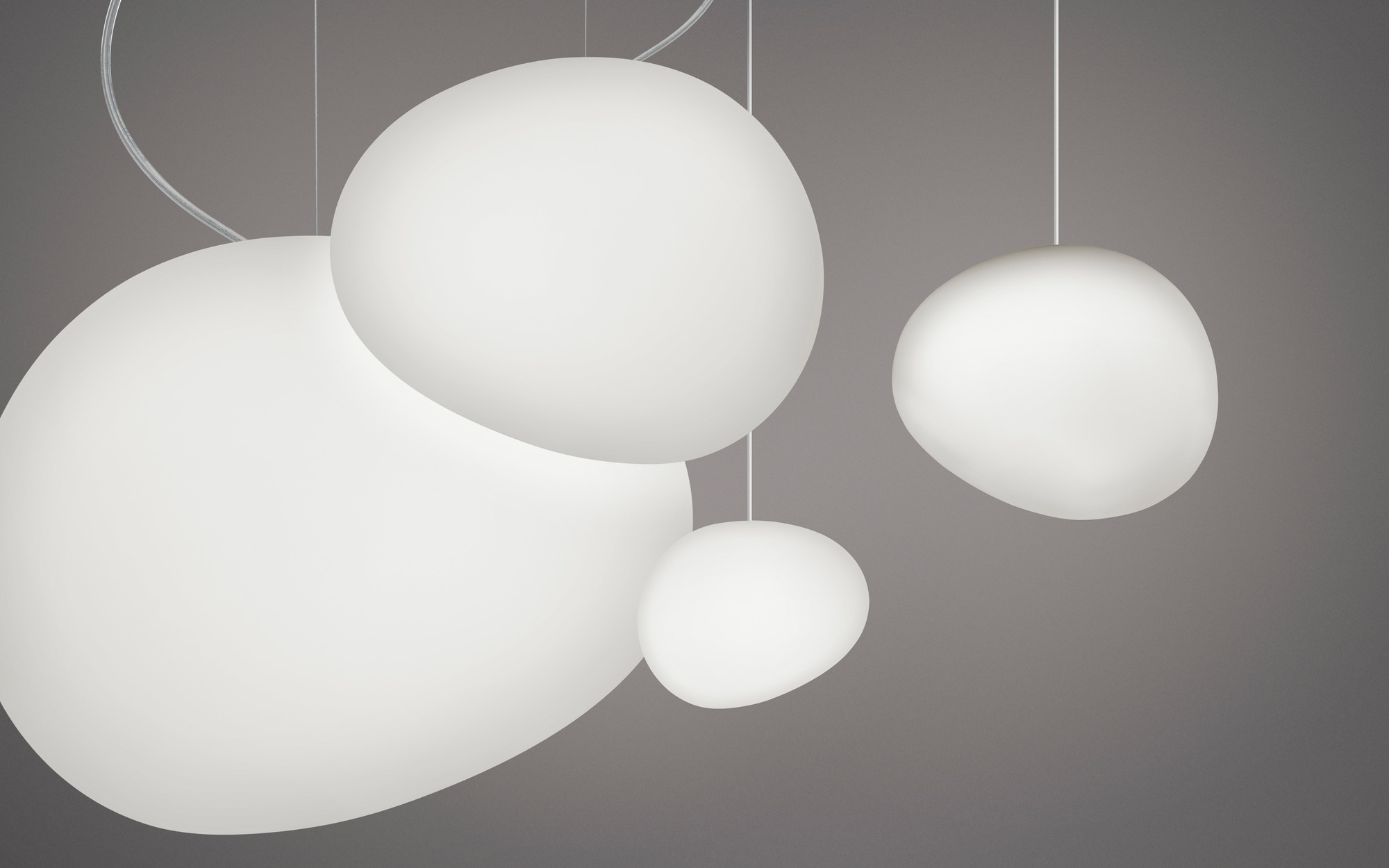 Weiße Gregg Pendelleuchte von Foscarini: Moderne Hängelampe mit organischen Formen für stilvolle Beleuchtung.