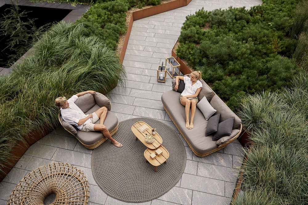 Cane-Line Basket Outdoor Sofa: Elegantes 2-Sitzer Gartensofa aus Rattan mit bequemen Polstern.