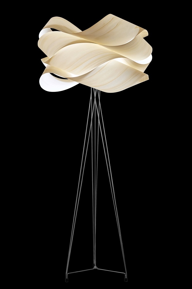 Link Floor Stehleuchte von LZF Lamps: Moderne Stehlampe mit Holzfurnier-Schirm und filigranem Metallfuß.