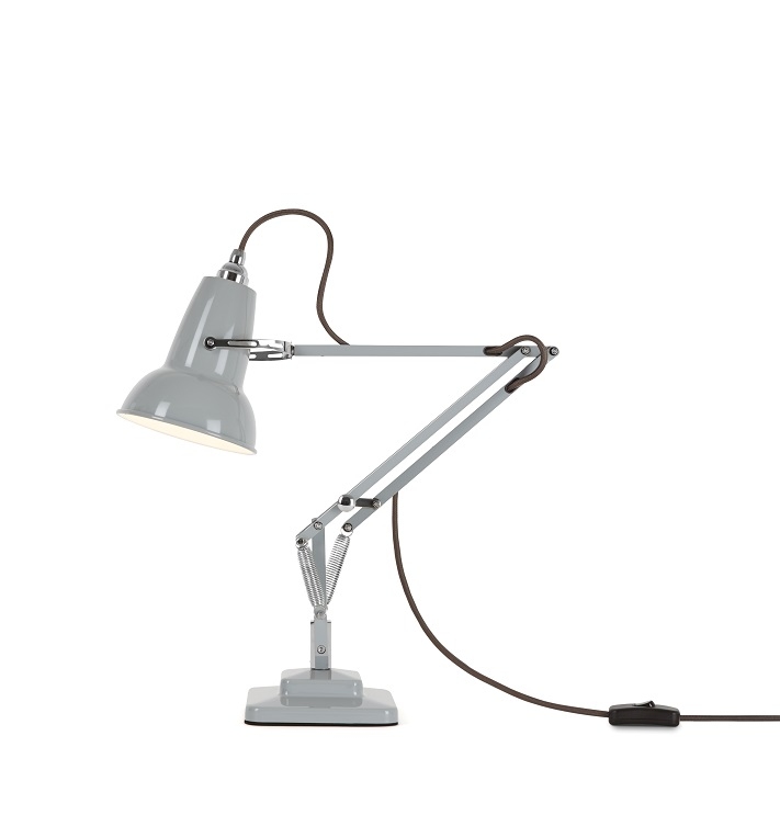 Graue Anglepoise Original 1227 Mini Tischleuchte mit verstellbarem Arm und braunem Kabel.