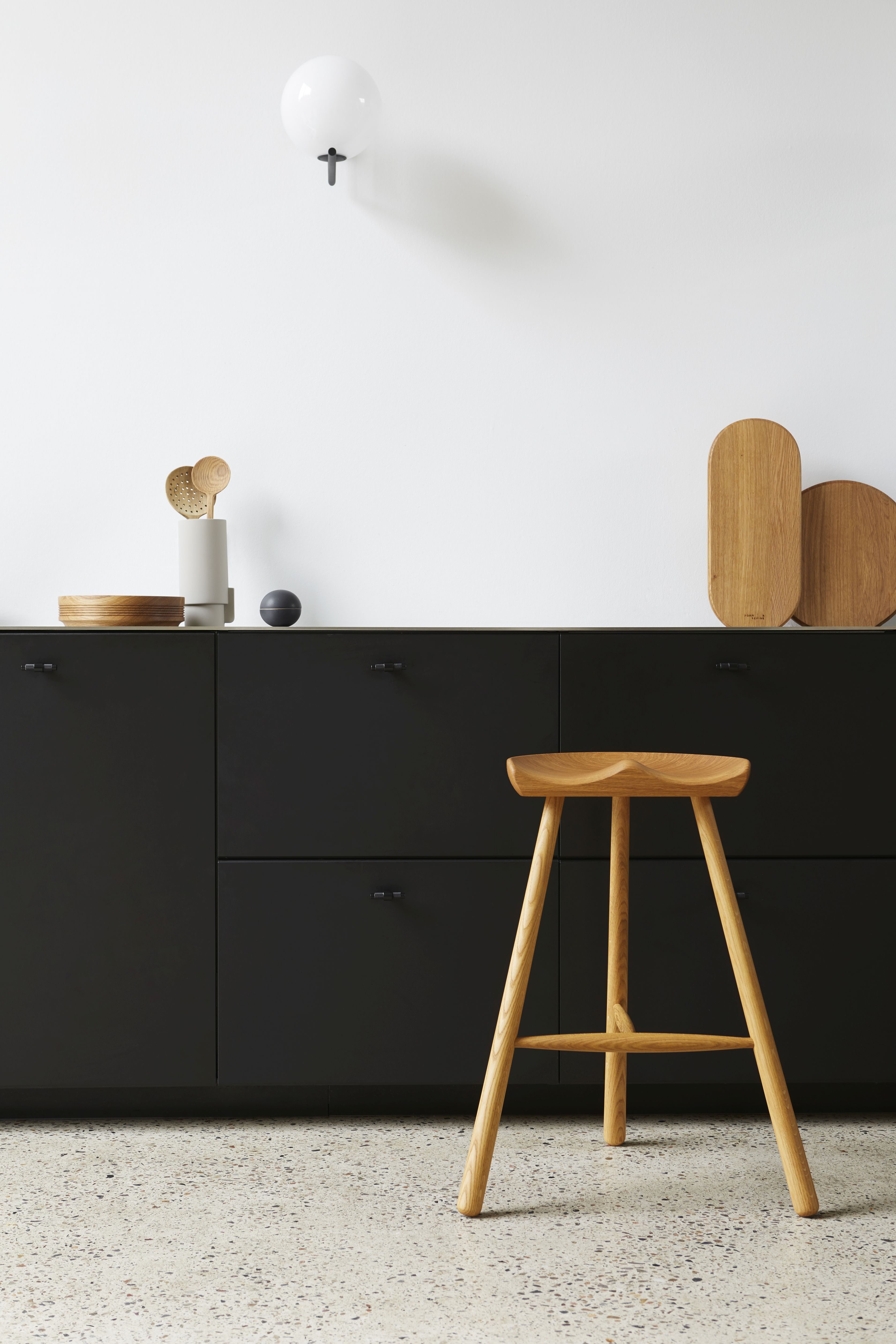 Shoemaker Chair No. 68 von Form & Refine aus Buchenholz, naturfarben, vor schwarzem Sideboard.